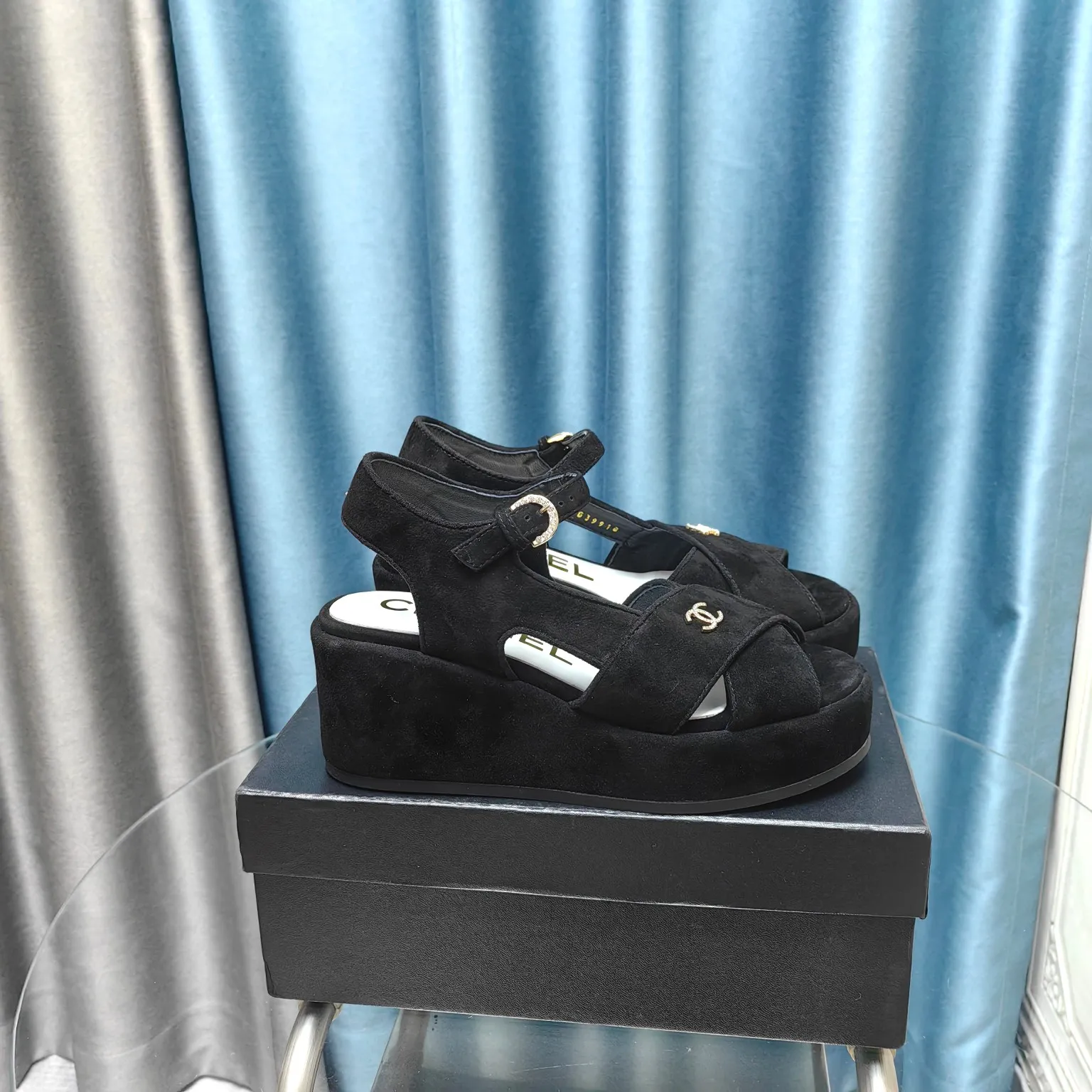 👟👟Ex-factory price 540👟👟 Top version Chanel/Chanel 24ss thick-soled lame-heeled sandals Material ☑️Fabric: patent leather/sheep ☑️Lining: sheepskin ☑️Outsole: original outsole ☑️Heel height: 7.5cm ☑️Number of yards: 35-40